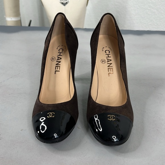 Chanel Block Heel in Kid Suede Patent Calfskin Cap Toe CC Logo Hardware Pumps - Picture 2 of 11